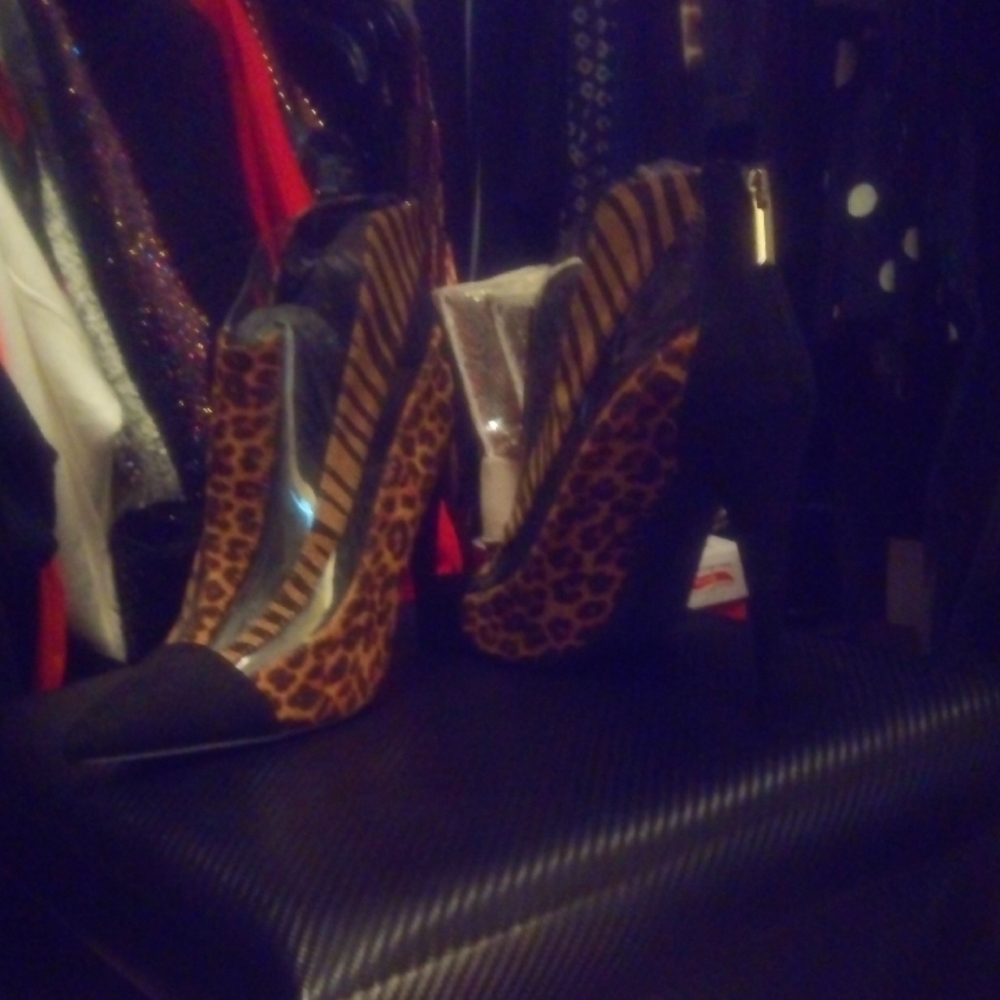 Shoe Dazzle Two‑Tone Platform Booties • Size 9.5